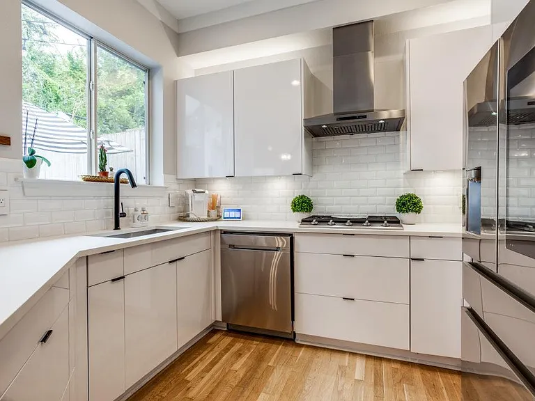 3931 Wycliff Ave — Photo 4