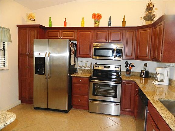 3rd image of 853 Country Club Cir