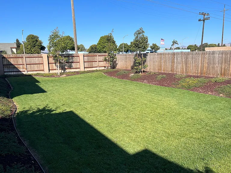 575 E Newlove Dr — Photo 2