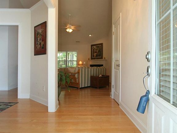 4th image of 126 S Palm Dr