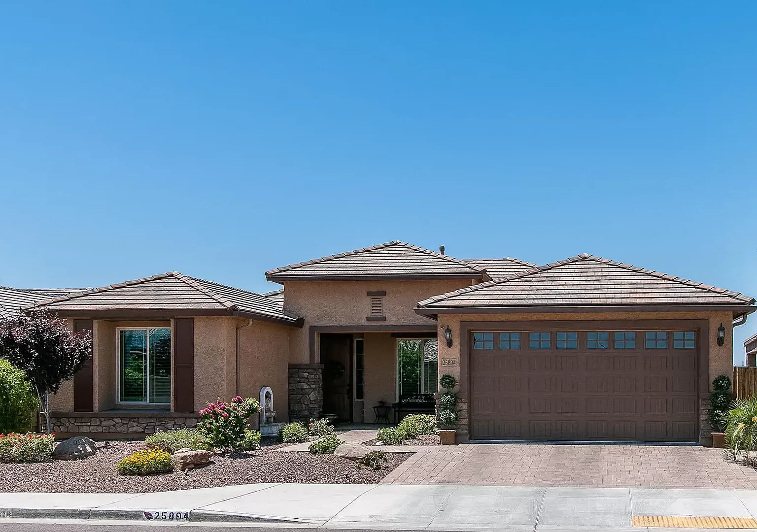 Gorgeous 3/2 Bed/Bath Peoria Home W/Solar — Photo 1