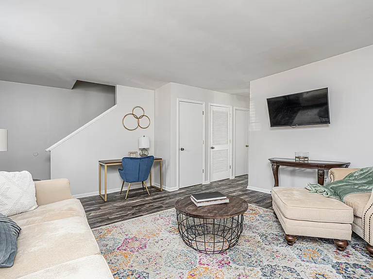 1100 Hulon Ln — Photo 2