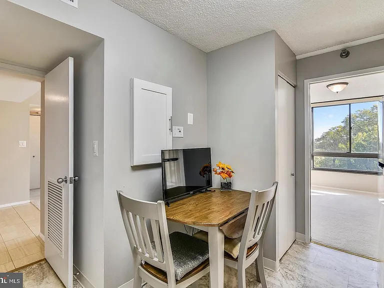 1808 Old Meadow Rd #910 — Photo 3