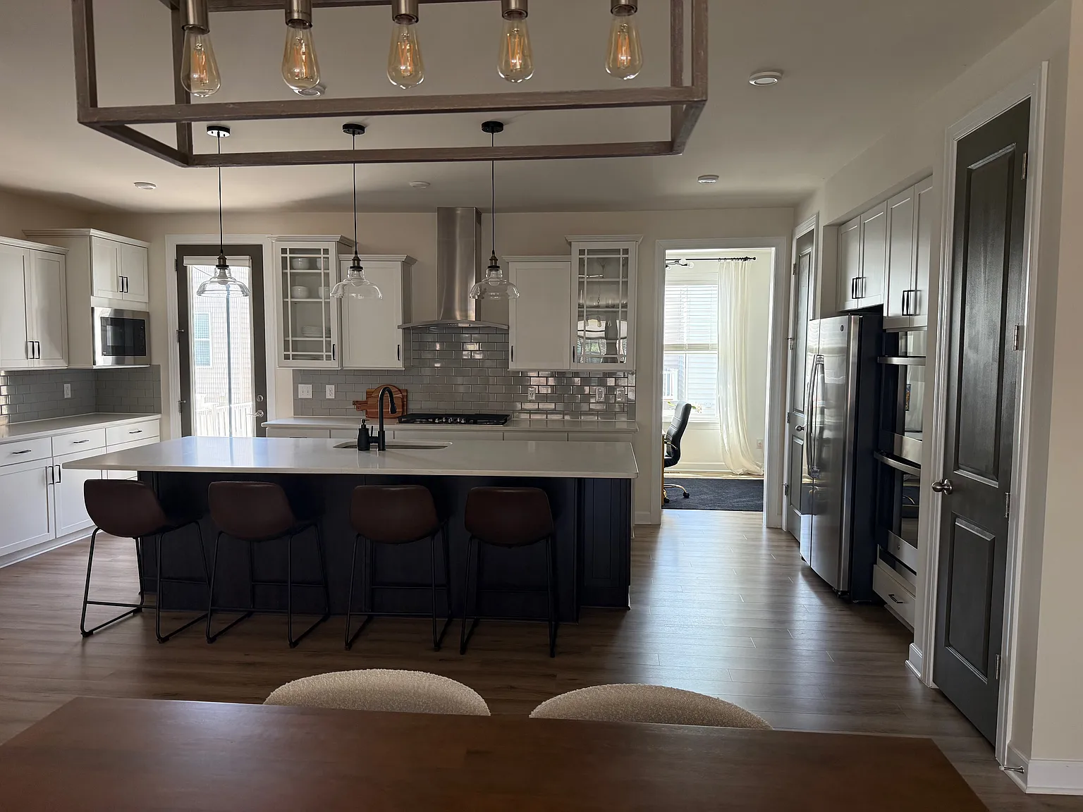 3 bed, 2.5 bath, 2850 sqft, $4,900 — Photo 4