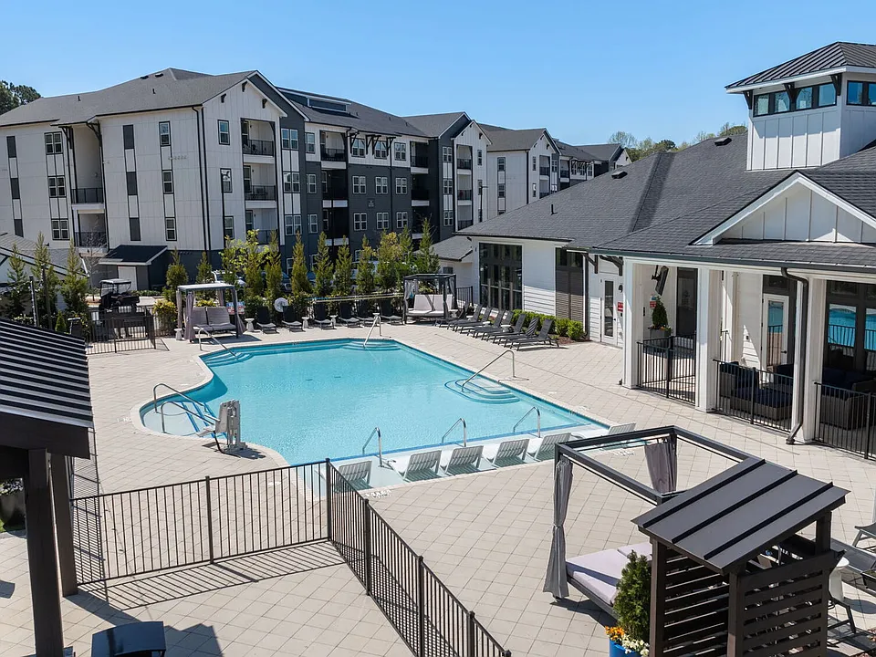 Arlow at Blue Ridge apartments community photo