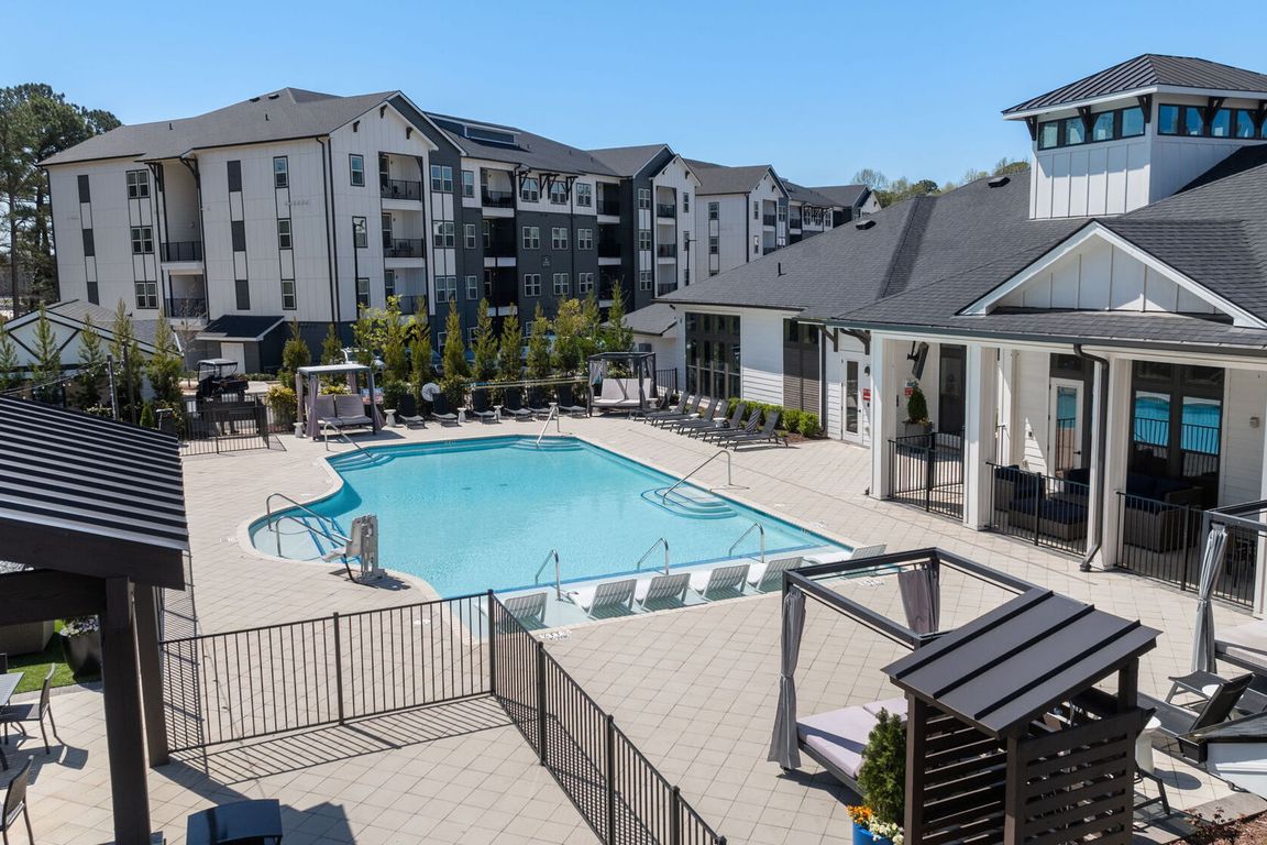 Arlow at Blue Ridge apartments community photo