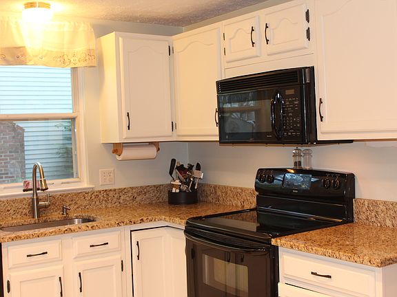 3rd image of 15072 Holleyside Dr