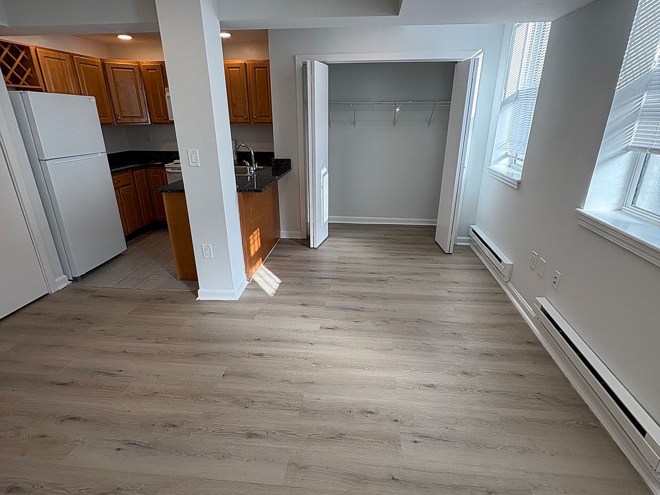 1st image of 28 Queensberry St APT D