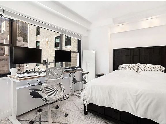 5th image of 58 W 58th St APT 16F