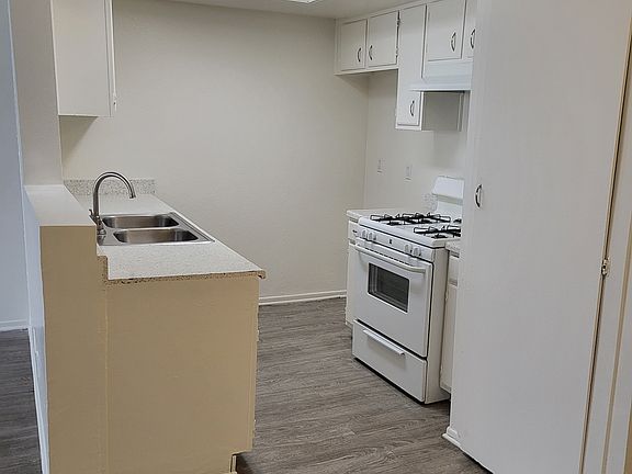 4th image of 2911 Leeward Ave #301