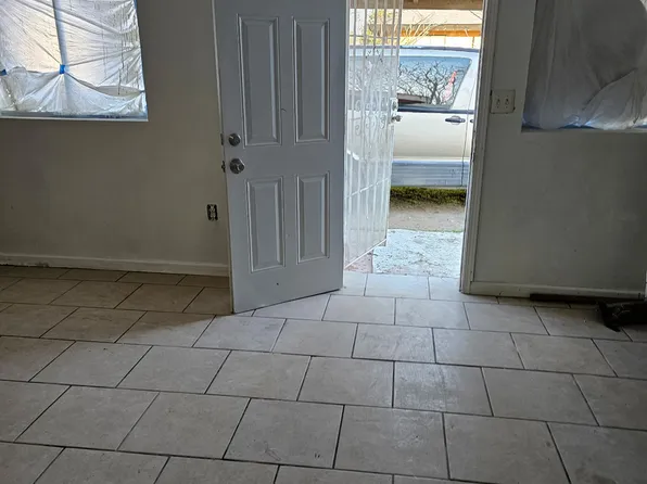 210 E 9th St #B, Bakersfield, CA 93307