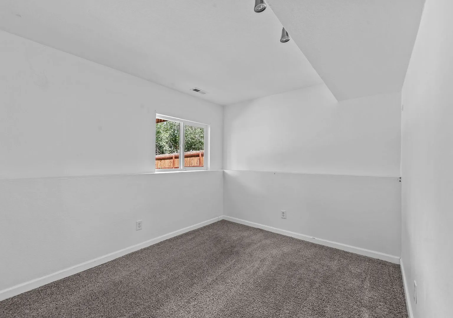 Beautiful 3 Bedroom 1 Bath Home in Fountain! — Photo 4