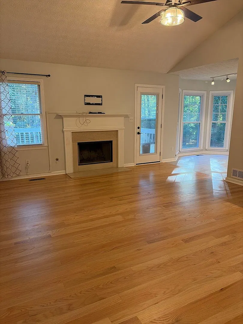 Beautifully Renovated — Photo 4