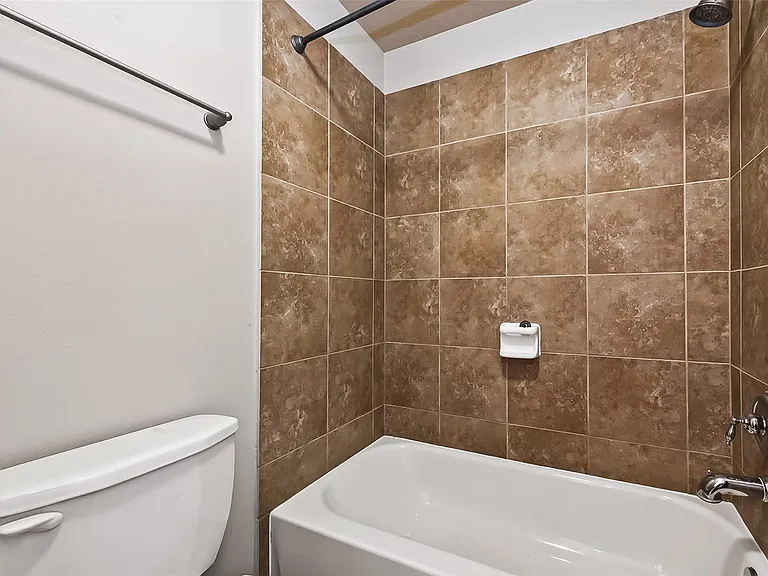 28207 Chalet Park Dr — Photo 33