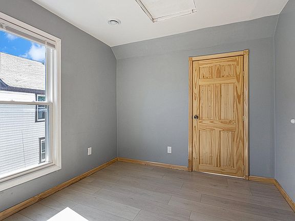 5th image of 948 Bates St SE #2