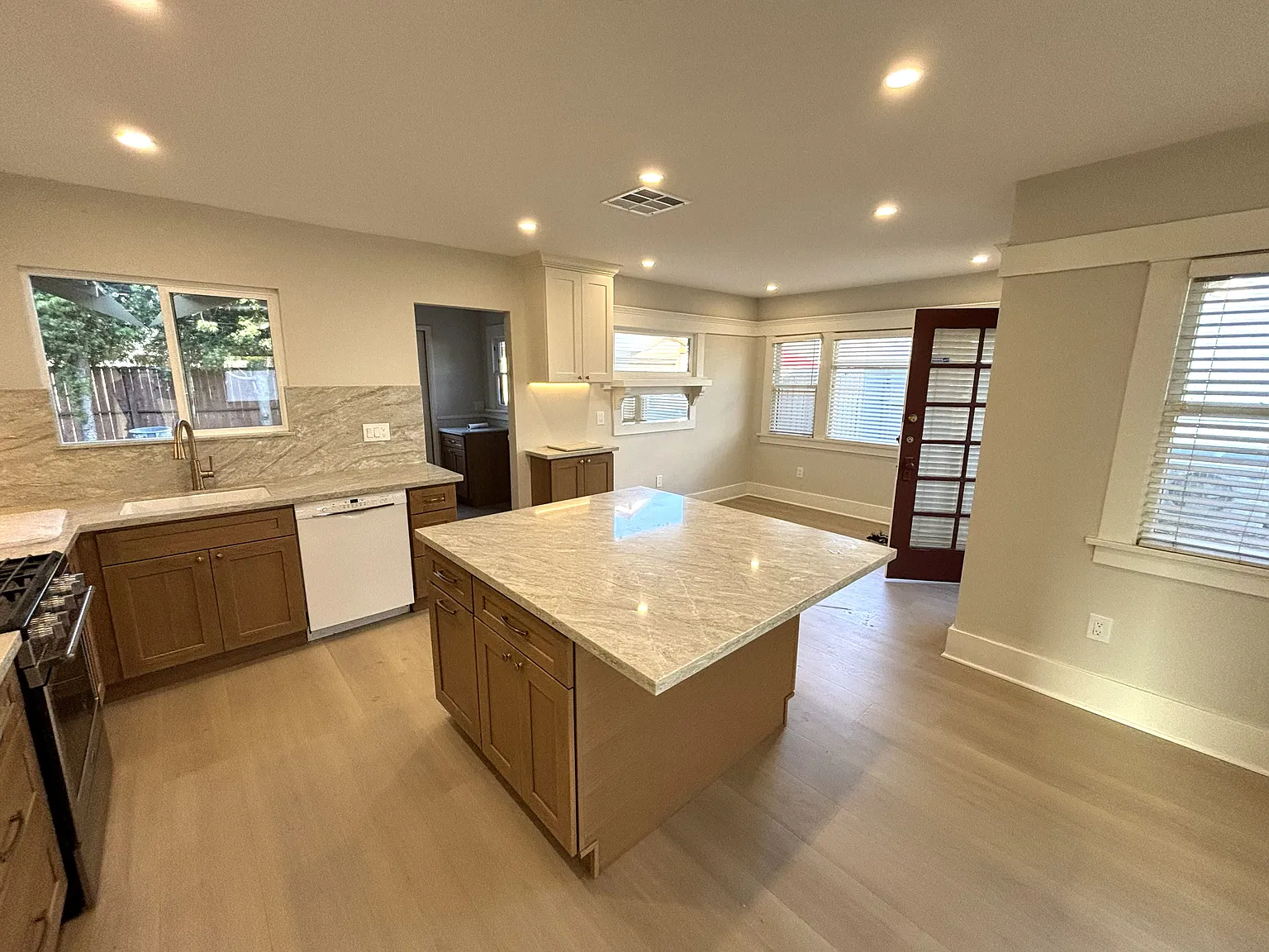 3 bed, 1405 sqft, $4,850 — Photo 3
