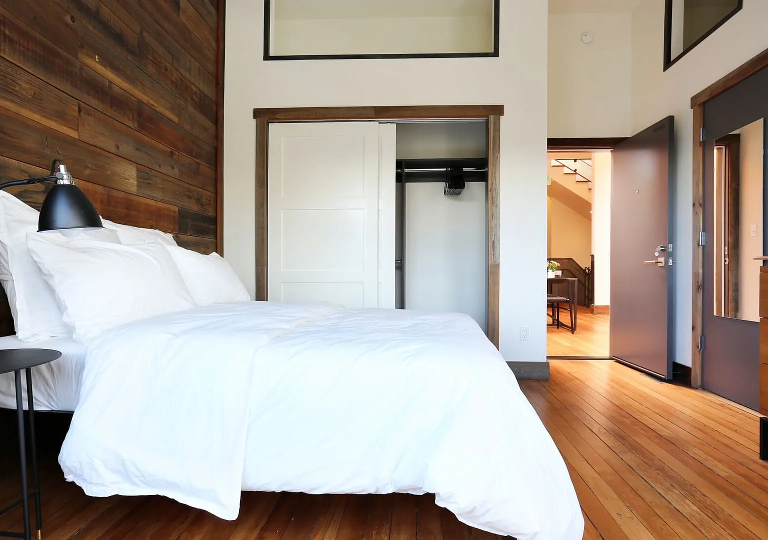 Modern SOMA Private Suite w/ kitchenette in Luxury Community Apartment! — Photo 3