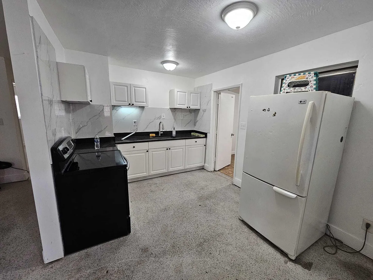 3 bed, 1.0 bath, 950 sqft, $2,350 — Photo 3