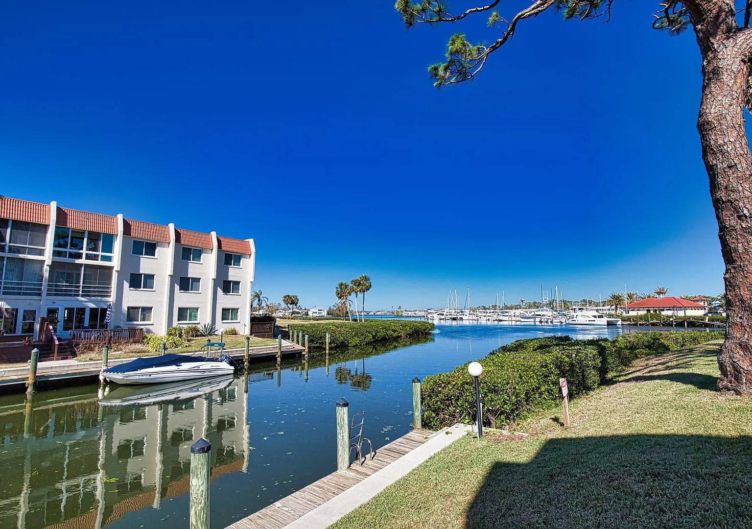 Annual Unfurnished 2 Bedroom 2 Bathroom First Floor Condo on Venice Island! — Photo 3
