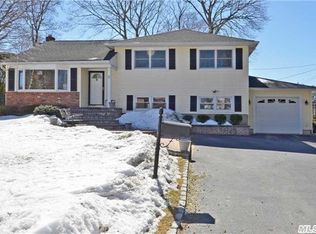 2 Barclay St, Huntington Station, NY 11746