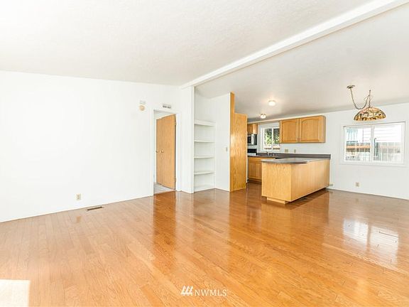 3rd image of 320 E Okanogan Ave