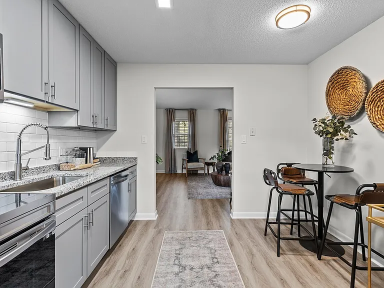 West Oak Apartments — Photo 8