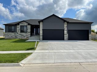 1826 W 51st Street Pl, Kearney, NE 68845