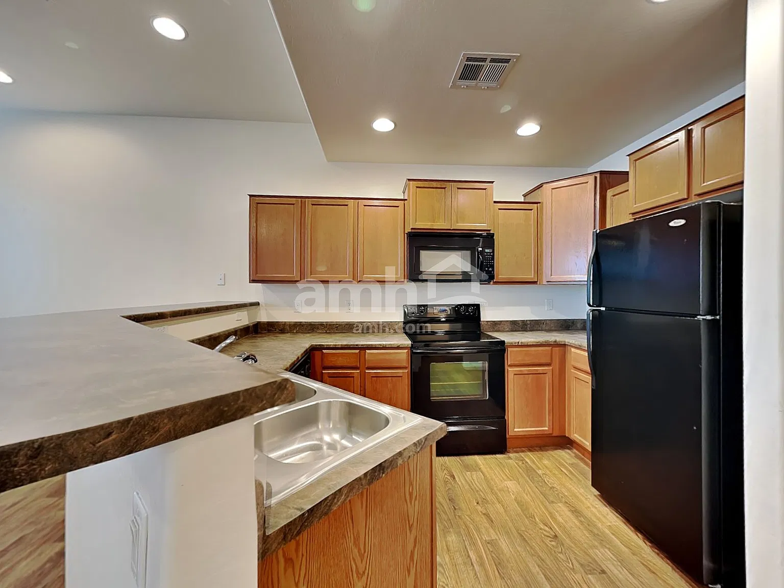 3 bed, 2.5 bath, 1284 sqft, $1,880 — Photo 3