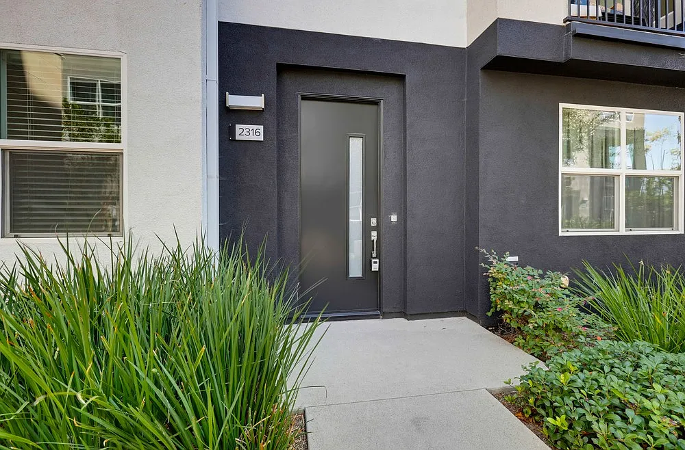 3 bed, 3.5 bath, 1895 sqft, $5,200 — Photo 3