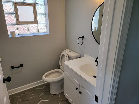 5th image of 2817 N Avers Ave #2