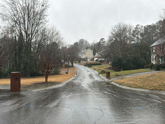 4th image of 910 Thornbush Ct
