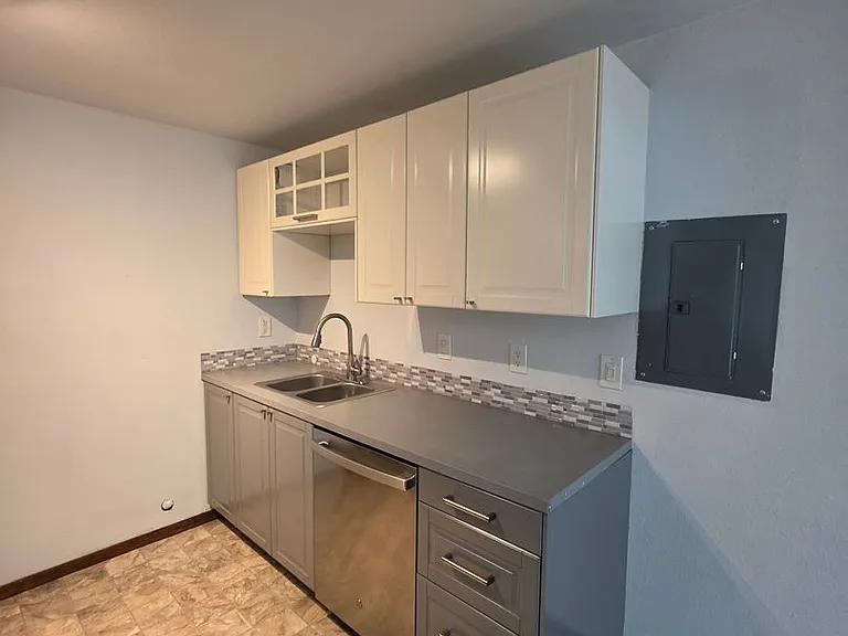 Spacious 2 Bedroom in Idyllic Location — Photo 5
