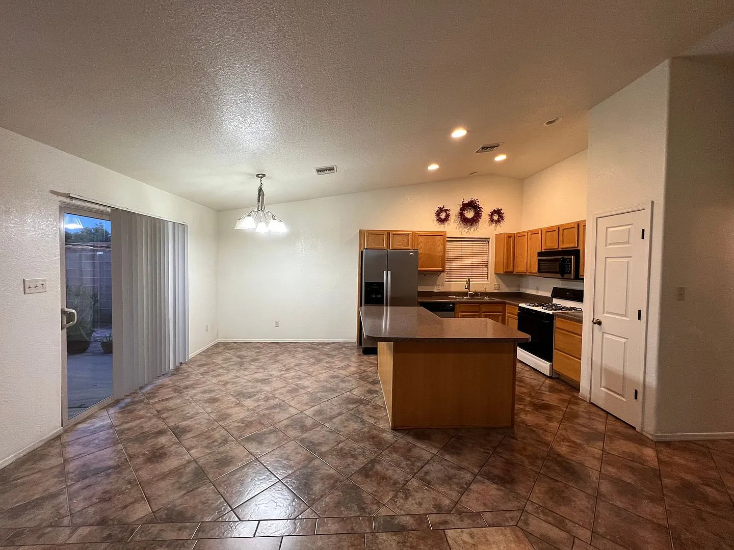 4 Bedroom 3 Bath Home! — Photo 3