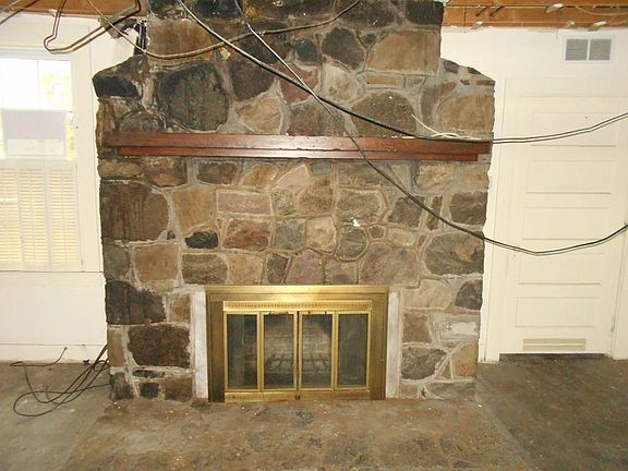 5th image of 150 Grove Dr