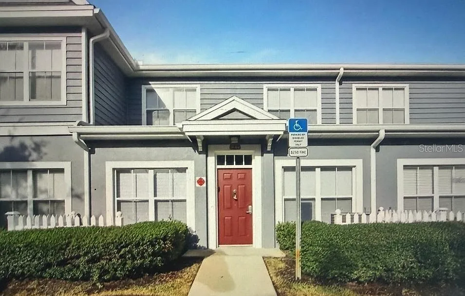 3 bed, 2.0 bath, 1296 sqft, $2,190 — Photo 1