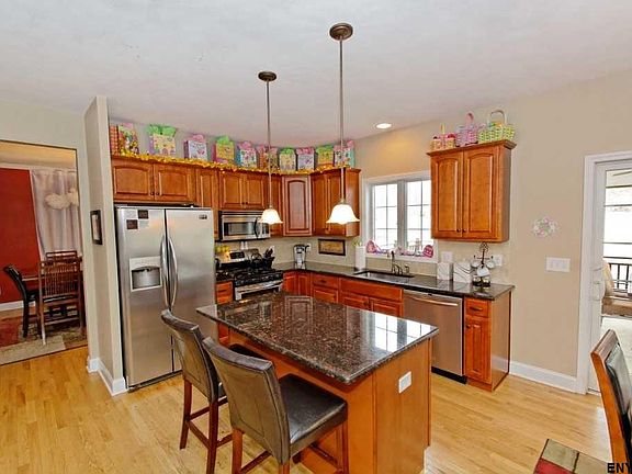 3rd image of 14 Farmview Ln