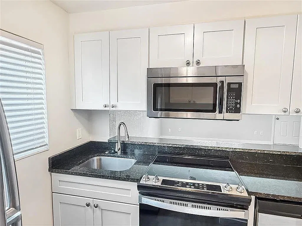 208 N Halifax Ave — Photo 2