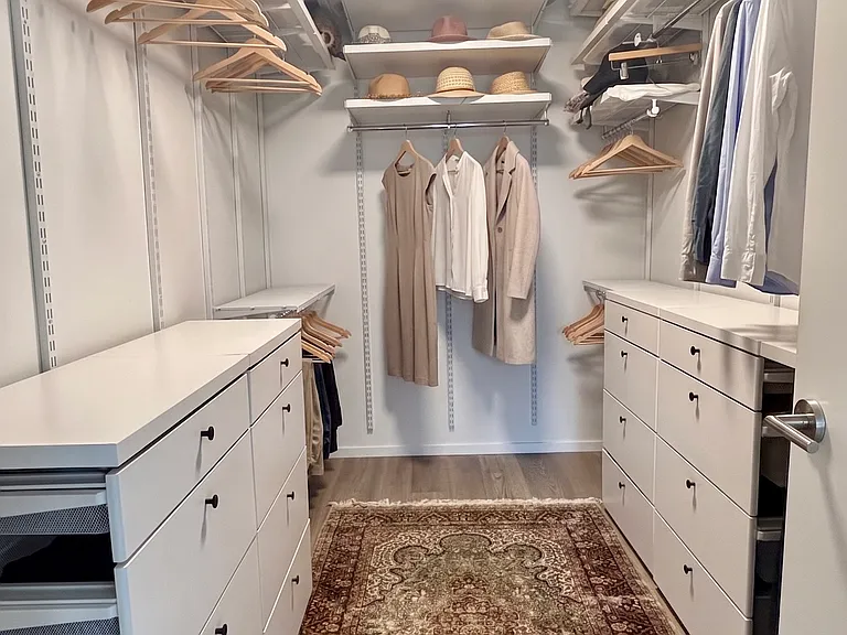 En suite walk-in closet