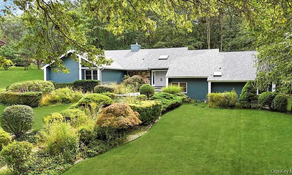 9 Brothers Court, Dix Hills, NY 11746 | Zillow