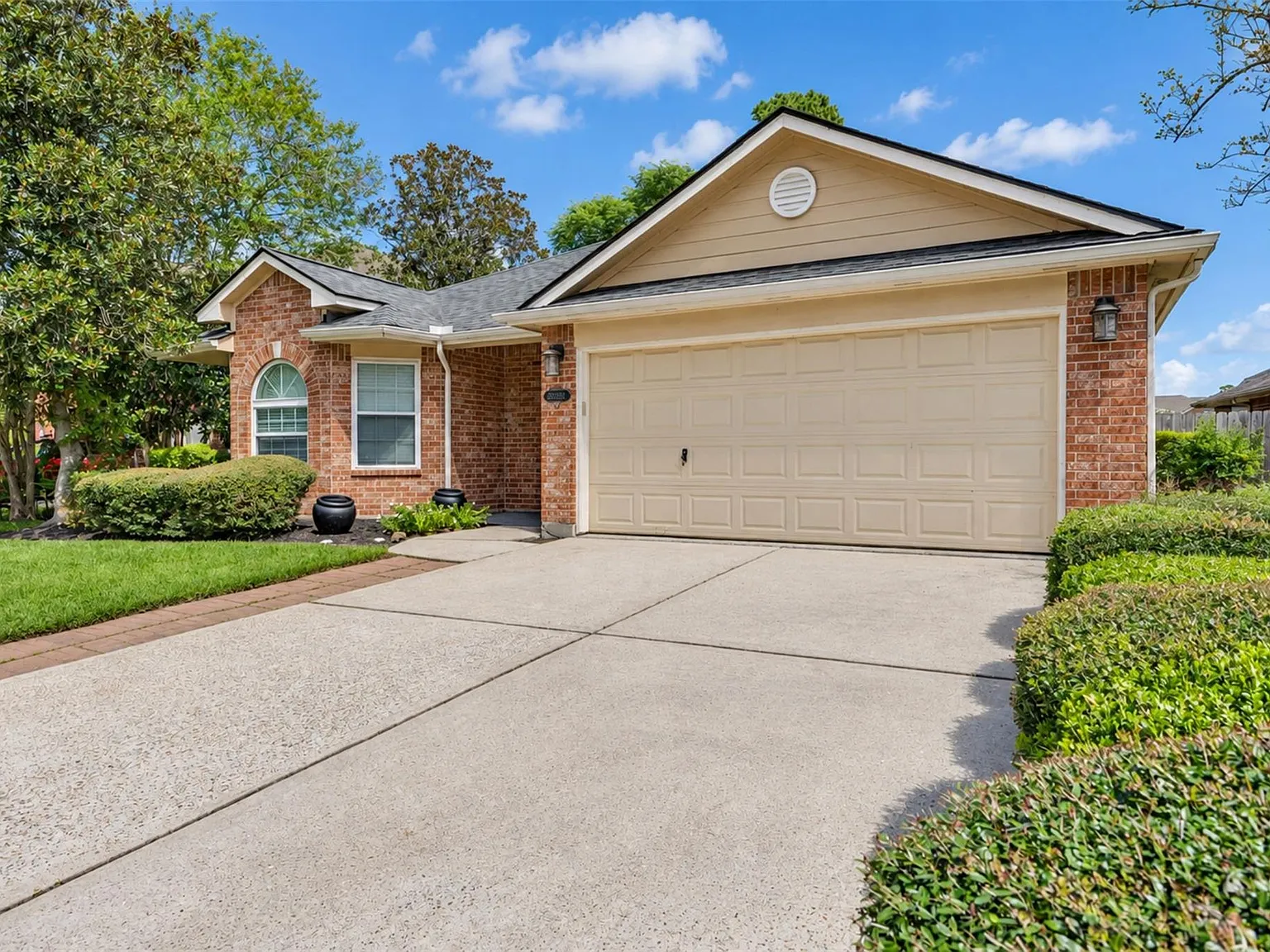 3 bed, 2.0 bath, 1813 sqft, $2,000 — Photo 2