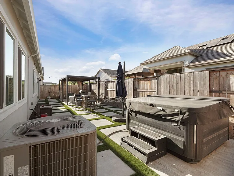 2933 Valencia St — Photo 43