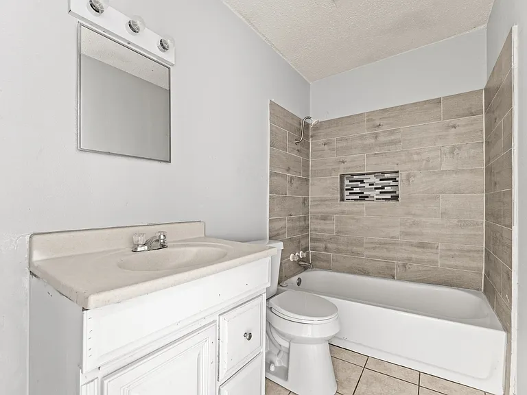 500 E Craven Ave #6 — Photo 6