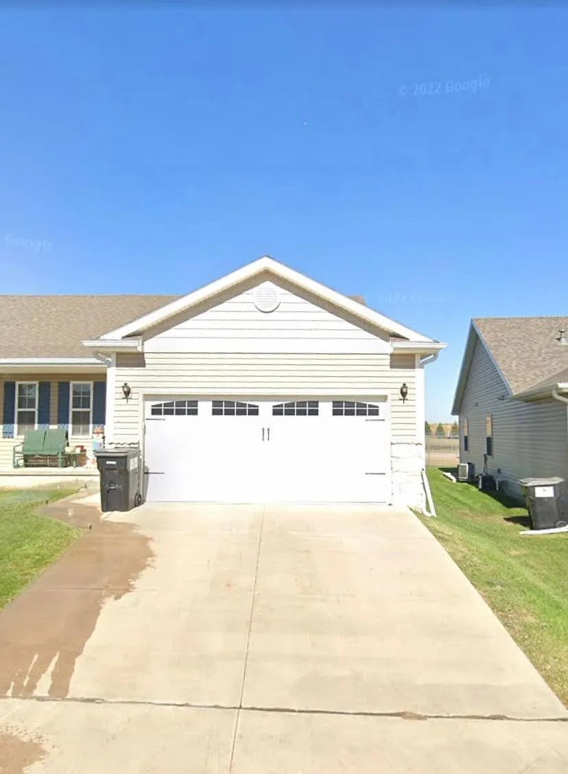 4 bed, 2300 sqft, $2,400 — Photo 1