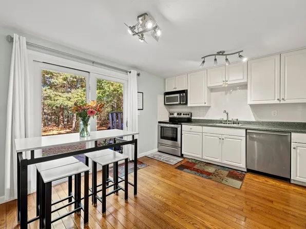 300 Falmouth Rd APT 21E, Mashpee, MA 02649