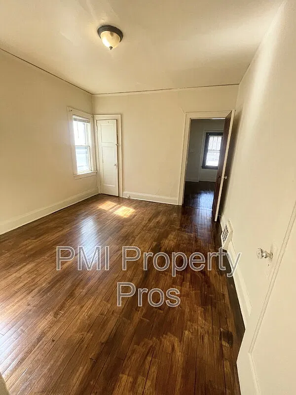 2 bed, 1.0 bath, $950 — Photo 2