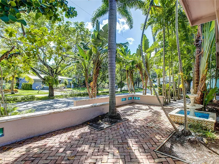 616 SW 11th Ct — Photo 4