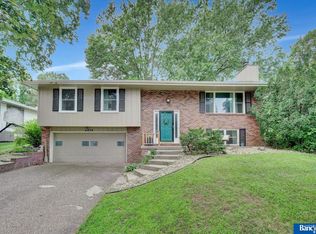 6039 Oakridge Dr, Lincoln, NE 68516