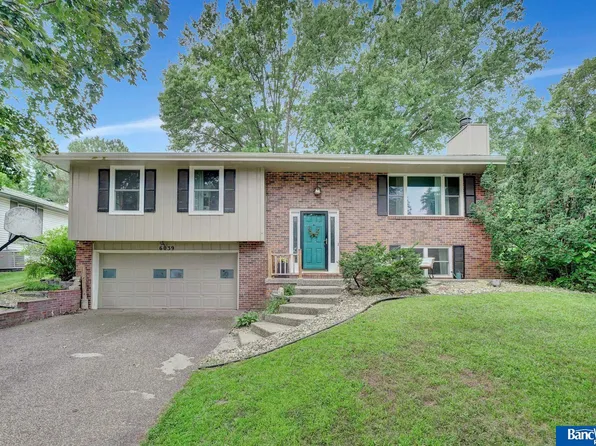 6039 Oakridge Dr, Lincoln, NE 68516