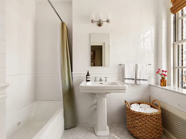 137 East 66th Street image 16 of 17