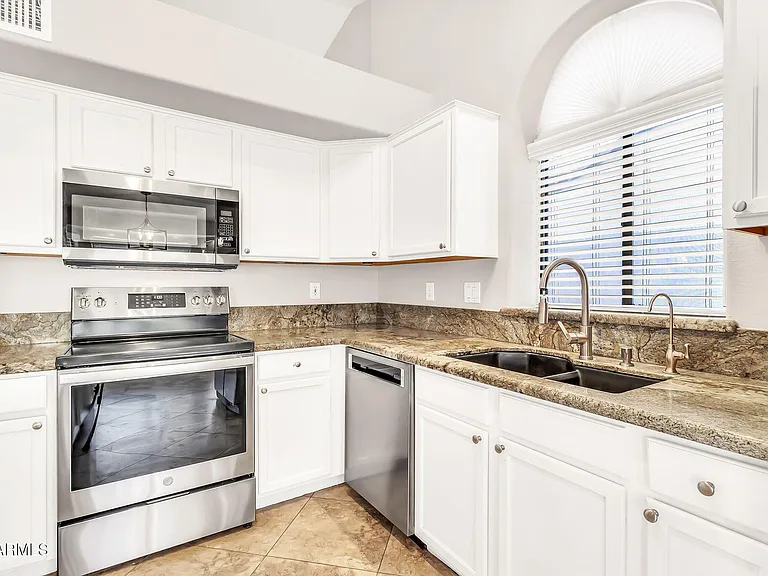 1113 E Betsy Ln — Photo 13